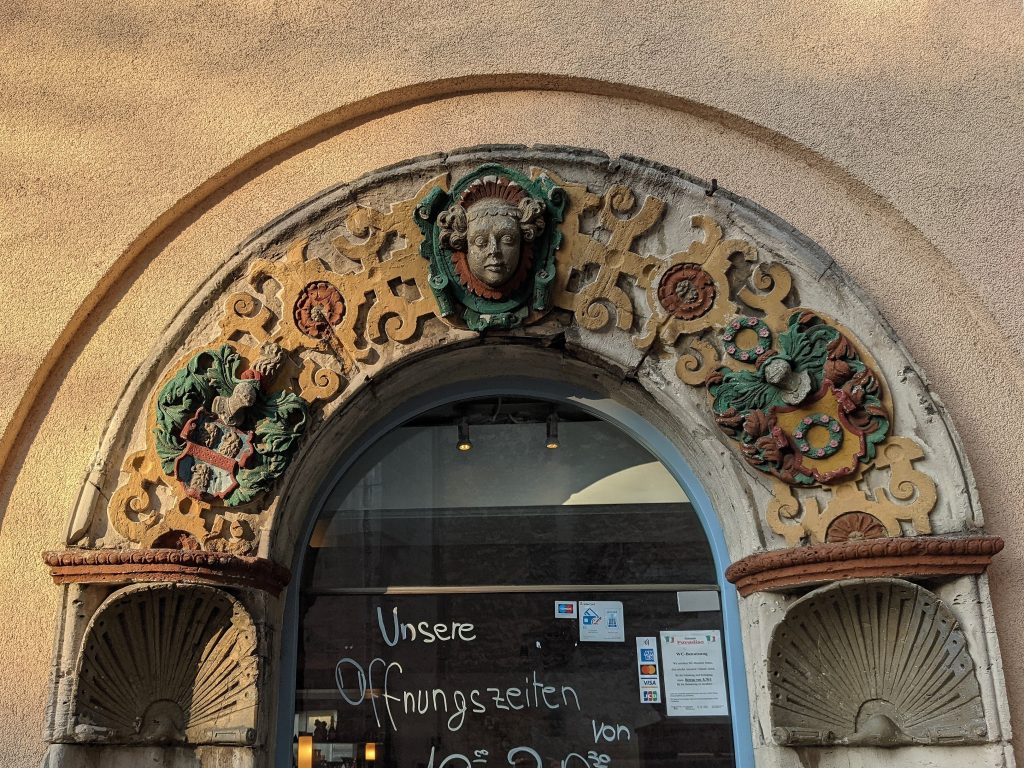Eingang zu einem Restaurant am Ägidienmarkt