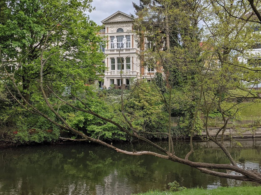 Blick über die Oker auf Häuser an der Adolfstraße