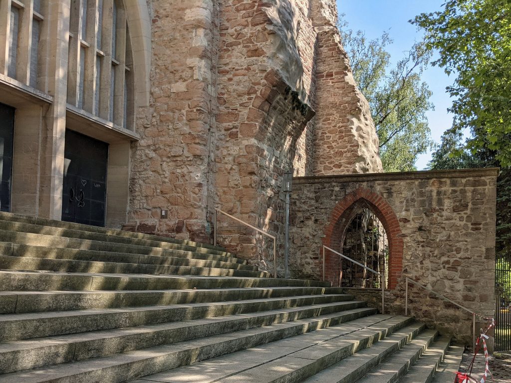 Stümpfe der Türme der Ägidienkirche