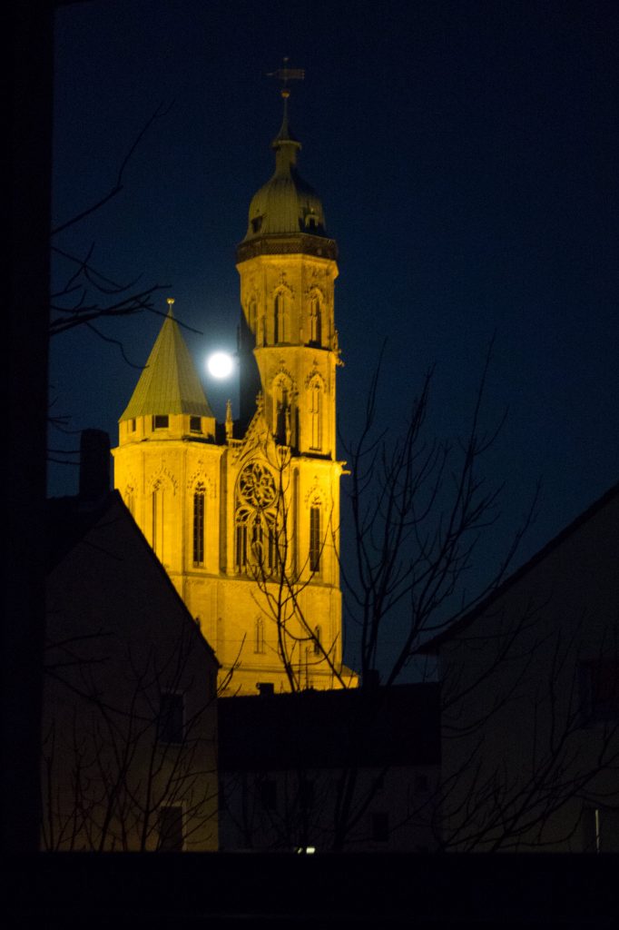 Mond hinter Andreaskirche