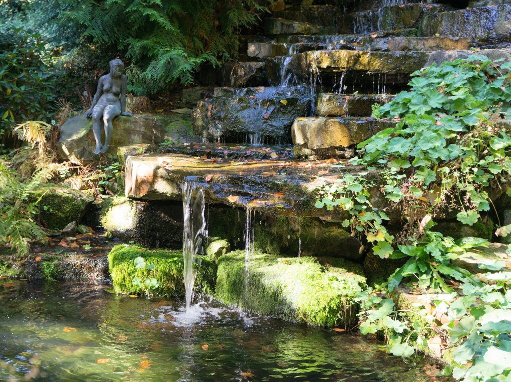 Künstlicher Wasserfall im Botanischen Garten