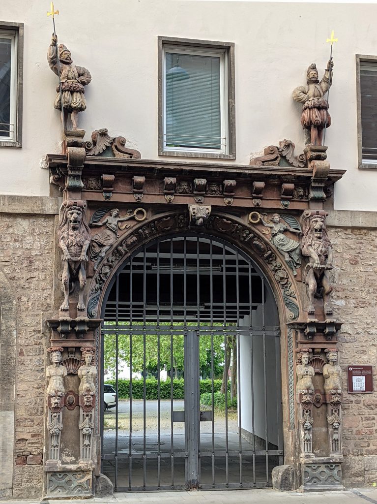 Portal zwischen Bankhaus Löbbecke und Altstadtrathaus