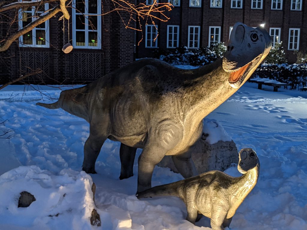 Dinosaurier-Skulpturen vor dem Naturhistorischen Museum (I)