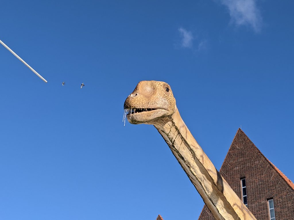 Dinosaurier-Skulpturen vor dem Naturhistorischen Museum (II)