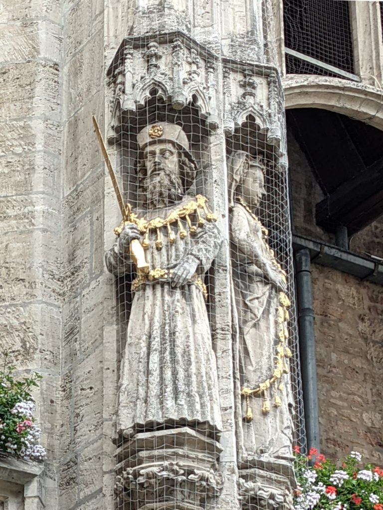 Skulpturen am Altstadtrathaus (VI)