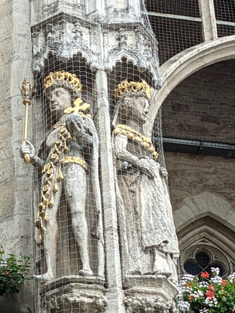 Skulpturen am Altstadtrathaus (V)