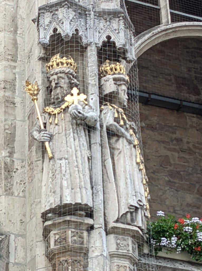 Skulpturen am Altstadtrathaus (II)