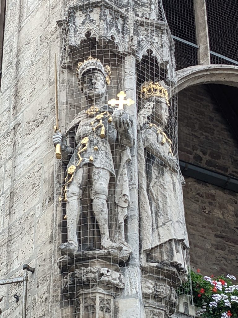 Skulpturen am Altstadtrathaus (I)