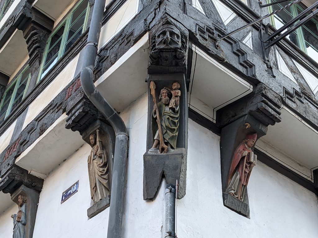 Schnitzwerk am Hotel Ritter St. Georg