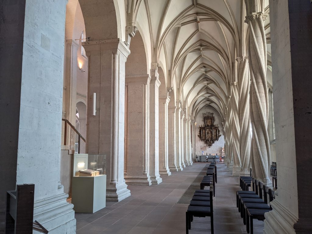 Nördliches Seitenschiff des Doms