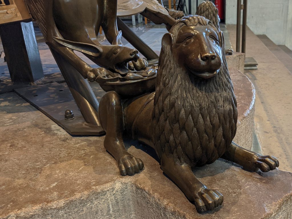 Fuß des siebenarmigen Leuchters 1