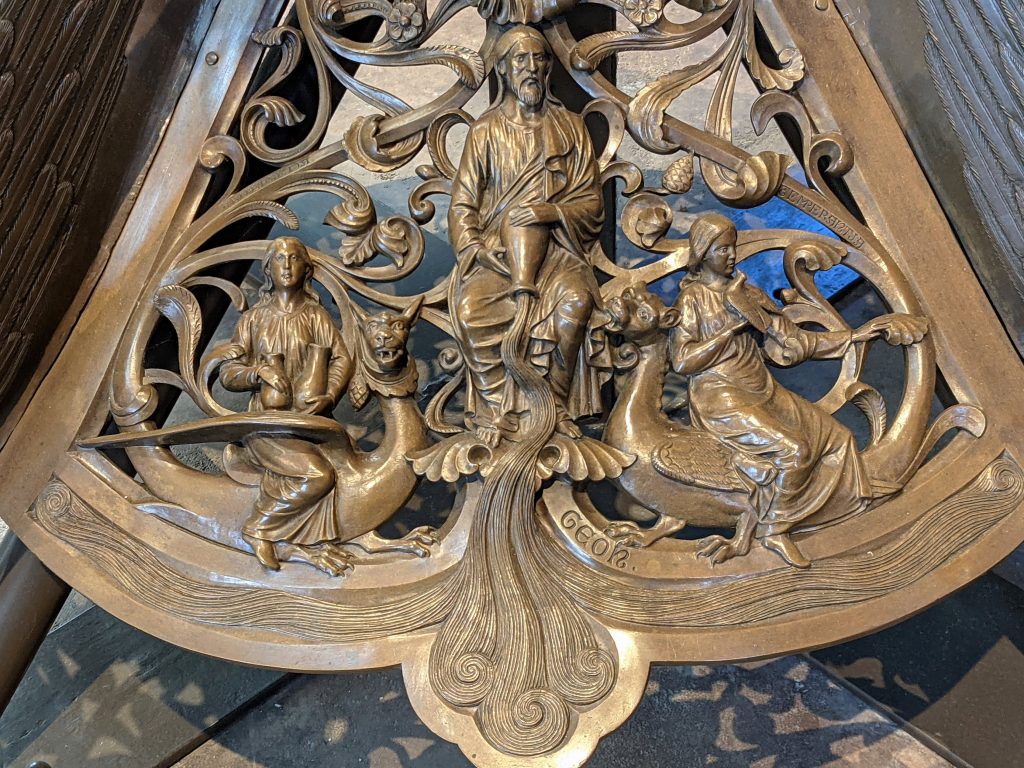 Fuß des siebenarmigen Leuchters 2