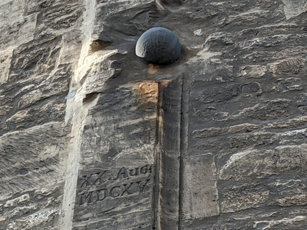 Kanonenkugel in Domwand