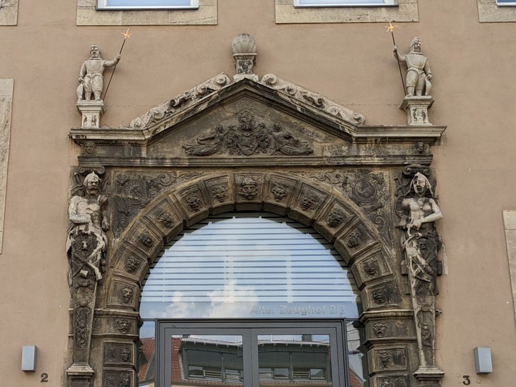 Portal am Konventsgebäude der Brüdernkirche