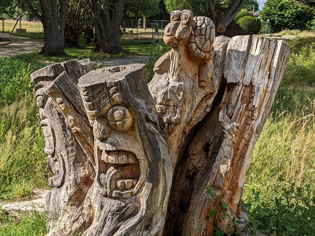 Skulptur in der Nähe des Ostufers