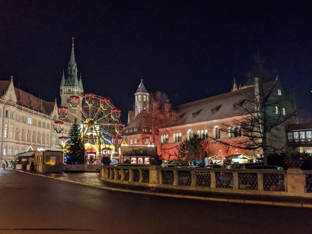 Weihnachtsmarkt zwischen Rathaus und Burg