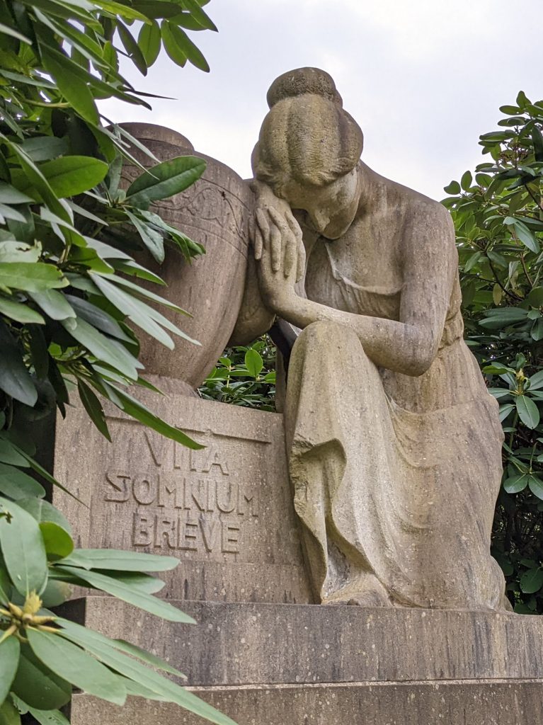 Skulptur auf Hauptfriedhof (I)