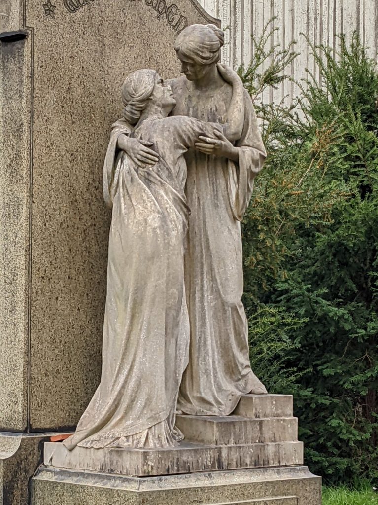 Skulptur auf Hauptfriedhof (II)