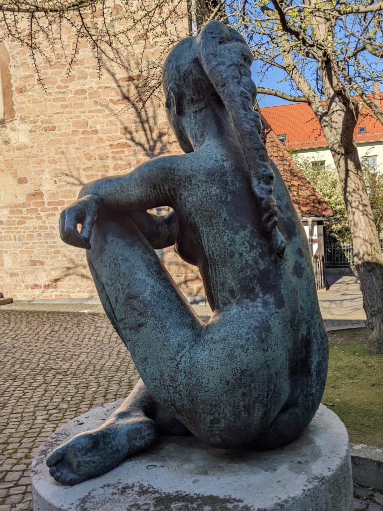 Skulptur "Die Kauernde"