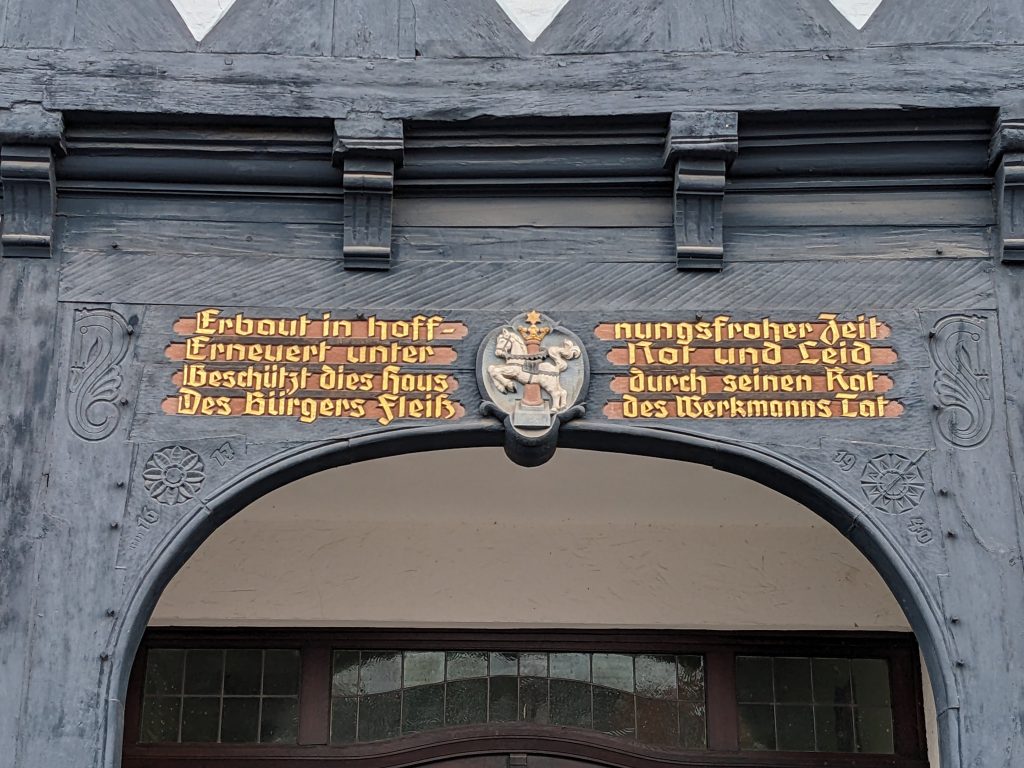 Inschrift am Rathaus