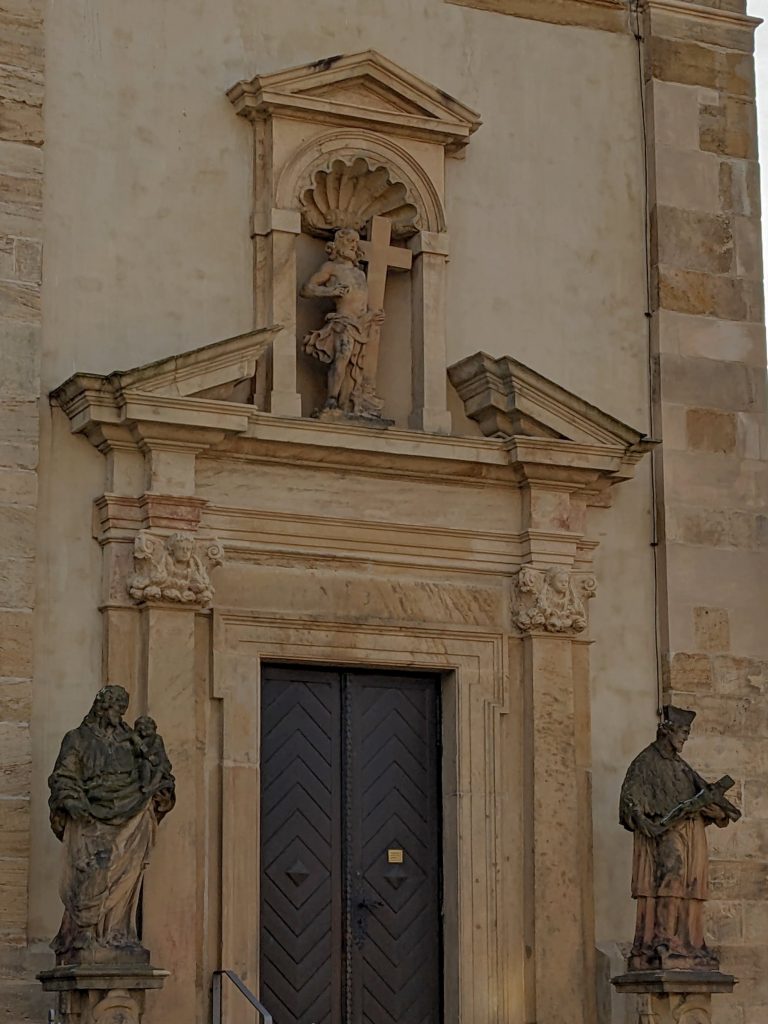 Heilig-Kreuz-Kirche von außen