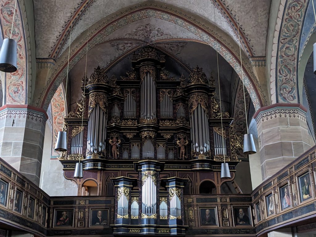 Blick zum Orgelprospekt von St. Vincenz