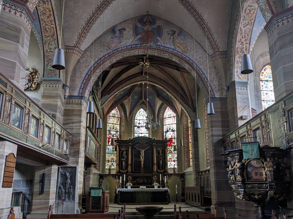 Blick nach vorne im Innenraum von St. Vincenz