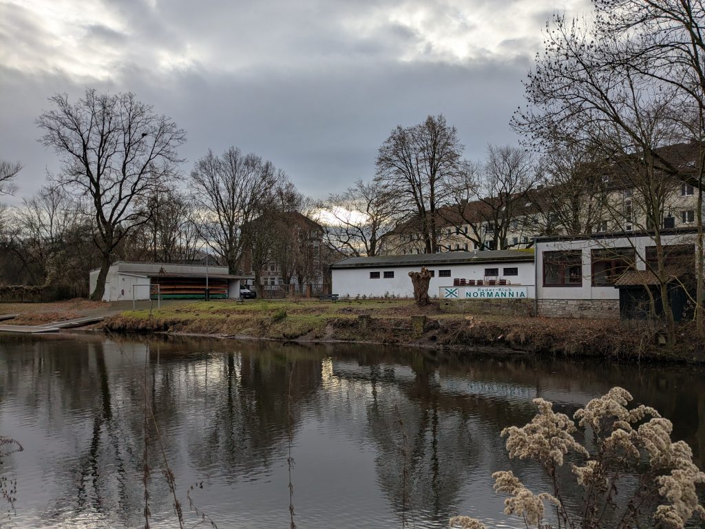 Blick über die Oker auf den Ruder-Klub Normannia