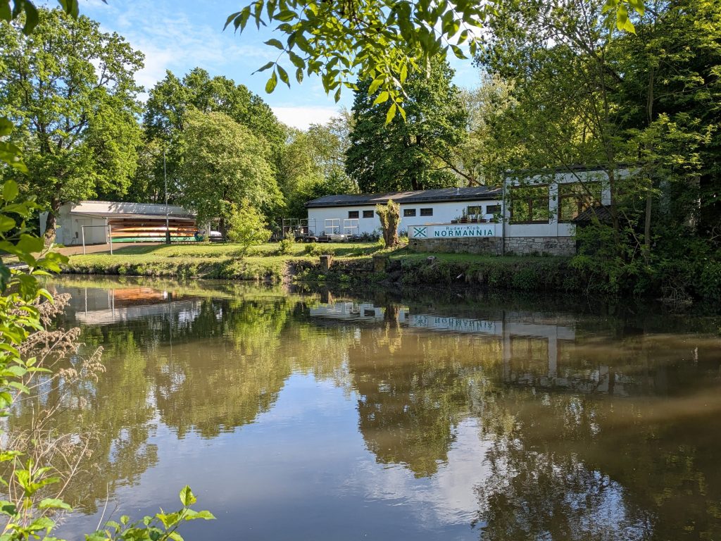 Blick über die Oker auf den Ruder-Klub Normannia